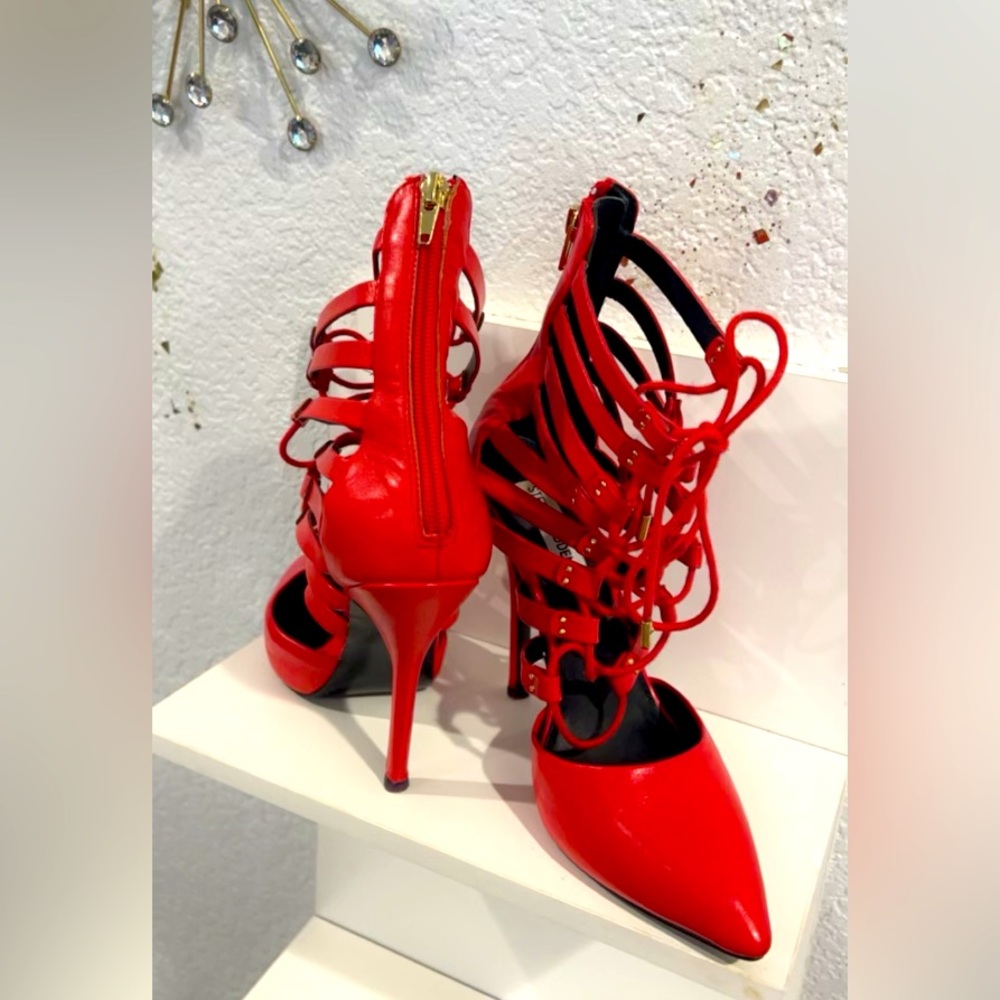 New never worn Steve Madden red heel